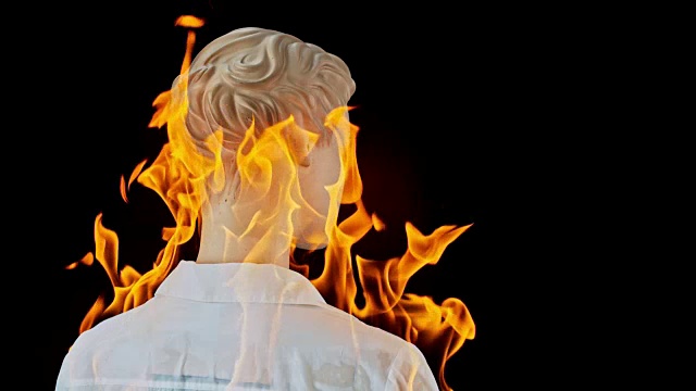 SLO MO LD穿着白色衬衫的女性人体模型着火了视频素材