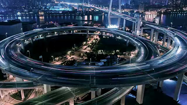 T/L HA ZI鸟瞰图繁忙的天桥在晚上/上海，中国视频素材