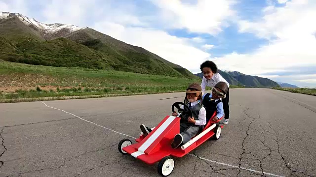 年轻的商业团队比赛一辆Go Cart视频下载
