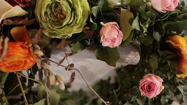 婚礼桌上的玫瑰花束视频素材