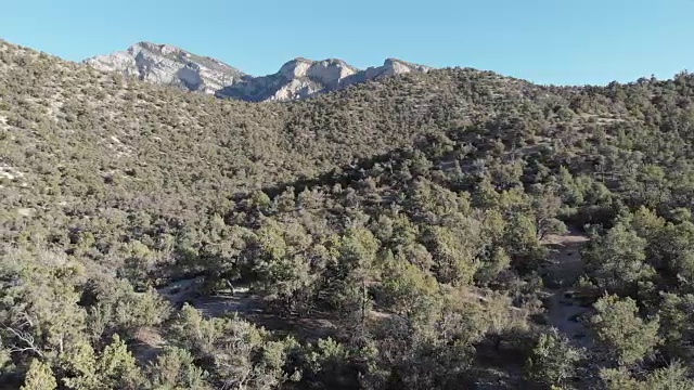 一架无人机飞过内华达州山泉市的沙漠山脉视频素材