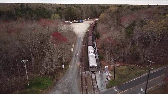 在新泽西州伍德拜，一架无人机飞过废弃的火车车厢视频素材