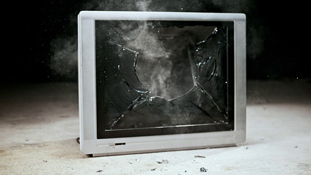 旧电视屏幕被砸碎，冒出烟雾视频素材