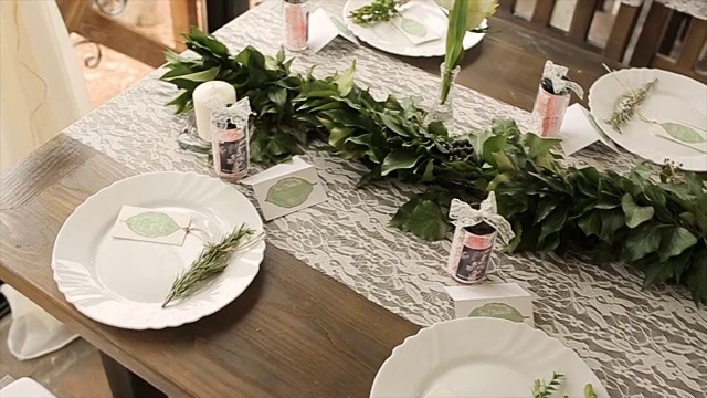 浪漫的绿色植物装饰，供客人用餐视频素材