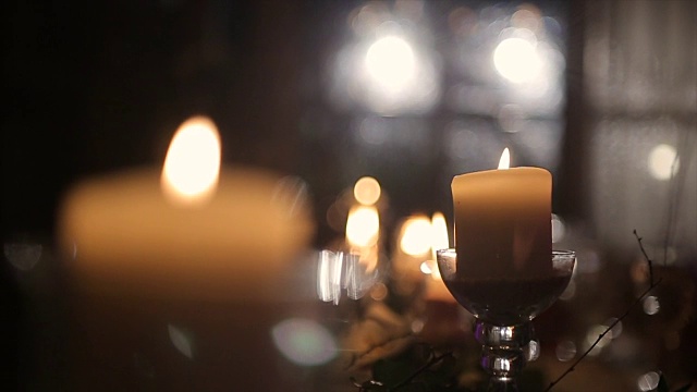 浪漫的蜡烛放在桌上，婚礼派对活动b卷视频素材