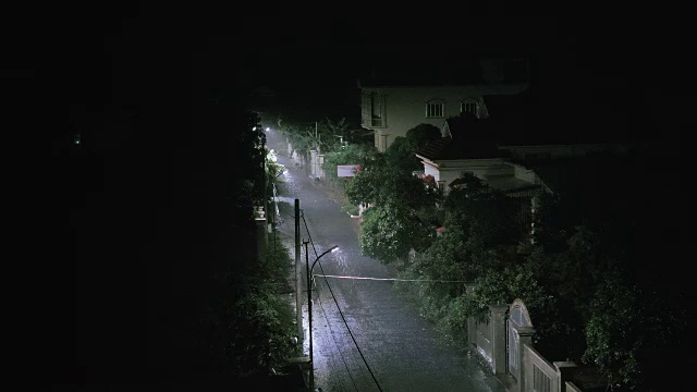 夜间小街上的暴雨(有声音)视频素材