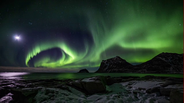 北极光在挪威罗浮敦群岛上空的时间流逝-跟踪拍摄视频素材