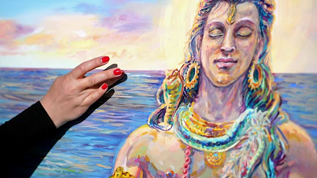 夏天，户外，女性手的艺术家特写。她使用一种特殊的绘画技巧，用手指在画布上作画。画中描绘的是湿婆神视频下载