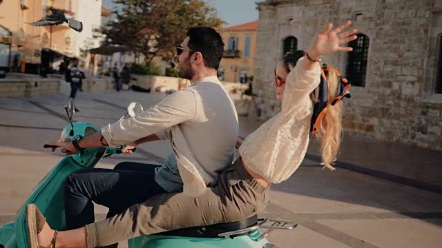 年轻的游客夫妇骑着老式摩托车在欧洲度假视频素材