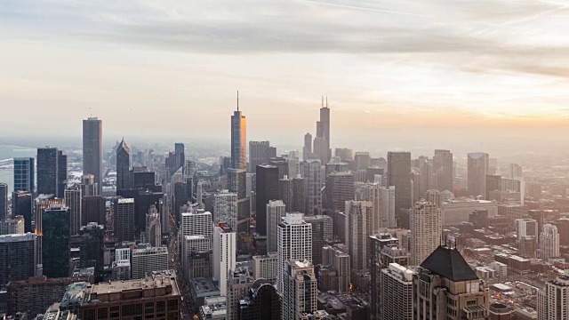 T/L WS PAN鸟瞰日落时分的芝加哥天际视频素材