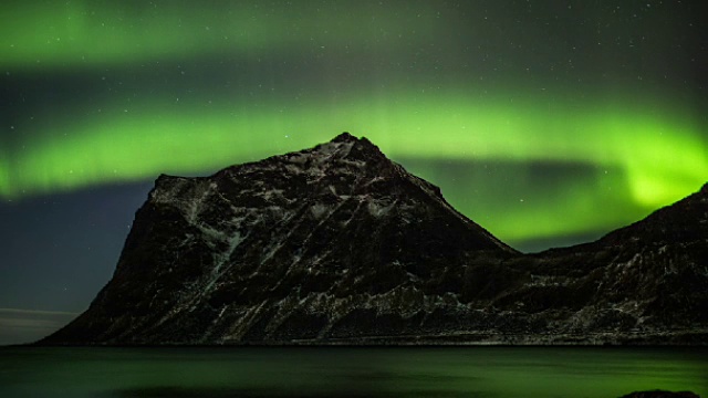 时光流逝:山上的北极光视频素材