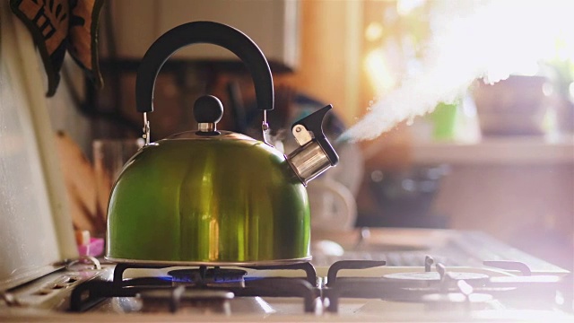 沸腾的绿色水壶沸腾着蒸汽从壶嘴喷出视频素材