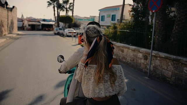 年轻的游客夫妇骑着滑板车在意大利度假视频素材