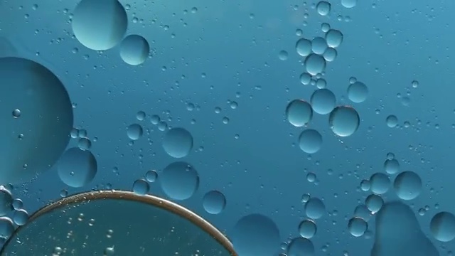 蓝色气泡颜色上的水抽象背景视频素材