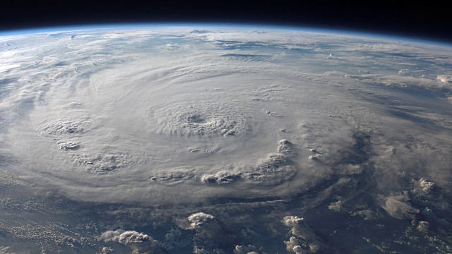 一个清晰的大飓风的卫星视图。视频素材
