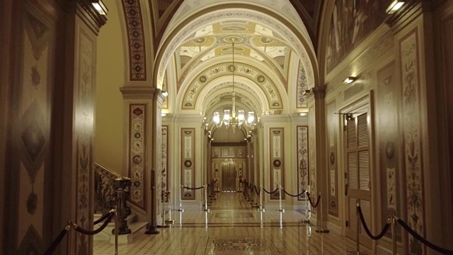行走在华盛顿布鲁米迪走廊上的美国国会大厦和参议院视频素材