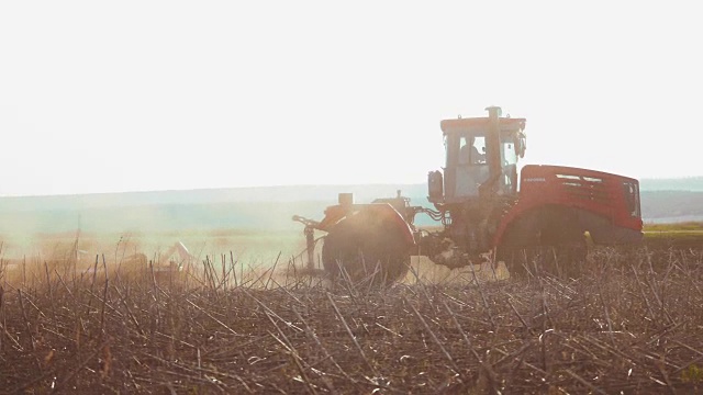 农民在拖拉机俄罗斯农业土壤地面准备土地与苗床中耕作为提前播种活动的一部分，在早期生活方式春季农业工作在农田视频素材