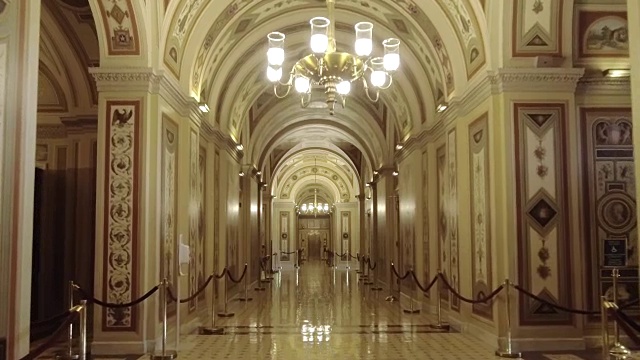 行走在华盛顿特区参议院布鲁米迪走廊上的美国国会大厦视频下载