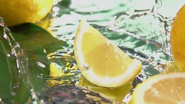 近距离观察柠檬片撞击淡水表面。慢动作镜头视频下载