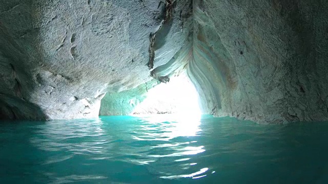 大理石洞穴内的水下景观视频素材
