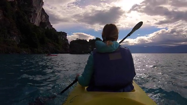 女人在湖上划着皮划艇视频素材