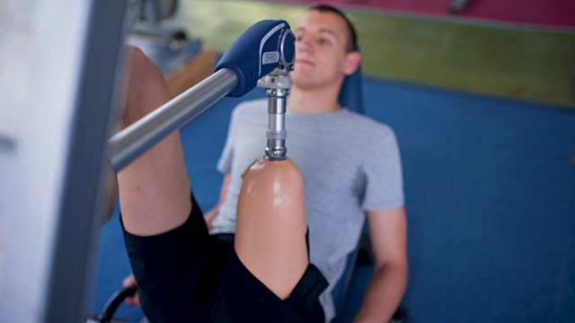 一个年轻的截肢男子在做压腿运动视频下载