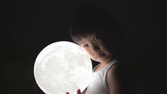 抱着月亮的女孩视频素材
