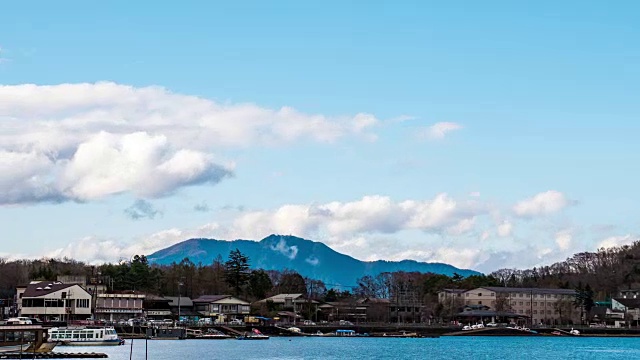 T/L PAN宁静的村庄剪影山和移动的云，日本富士视频下载