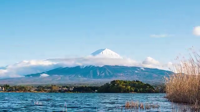 T/L TD富士山对蓝天，川口湖，富士山，日本视频下载