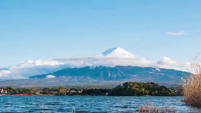 日本富士，川口湖，蓝天下的富士山T/L TD视频下载