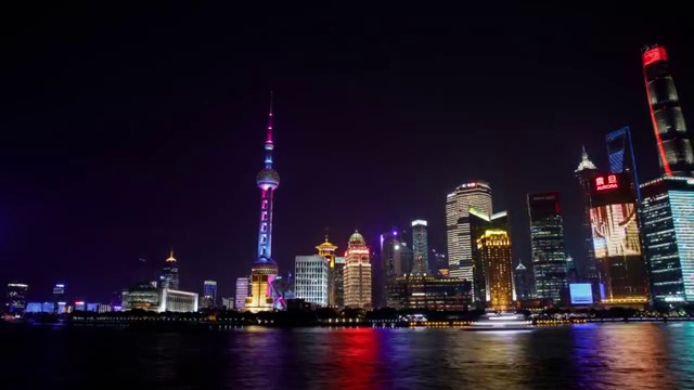 夜景东方明珠塔和SWFC与摩天大楼在上海黄浦江，中国视频下载