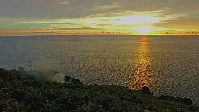 风景日落在隐藏的天堂海滩在普吉岛视频下载