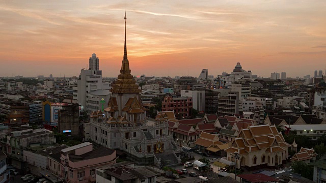 4k时间从白天到夜晚:泰国曼谷的特里特寺视频下载