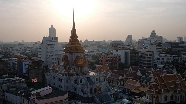 时间推移俯视图Wat Trimitr曼谷，泰国视频下载