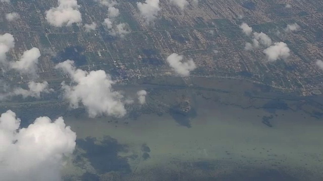 海面和陆地上空云的鸟瞰图视频下载