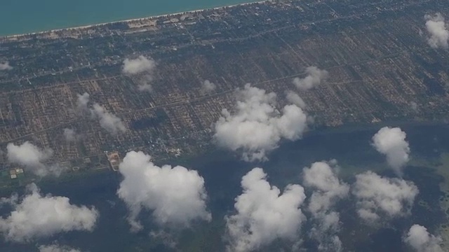 海面和陆地上空云的鸟瞰图视频下载