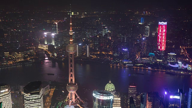 中国上海SWFC塔观景台的黄浦江畔东方明珠塔夜景视频素材