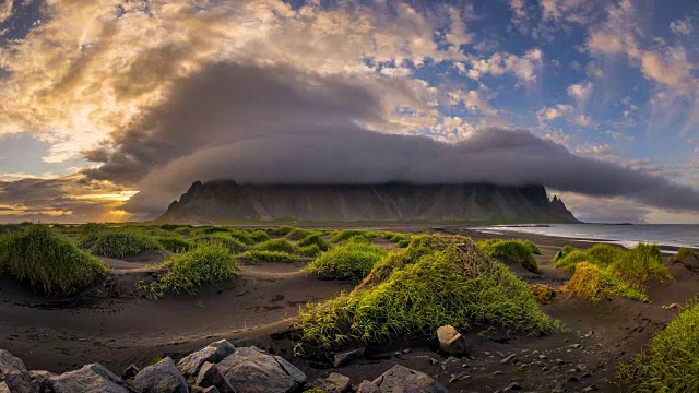 4k延时电影美丽的日落场景与戏剧性的云在冰岛，夏季视频下载