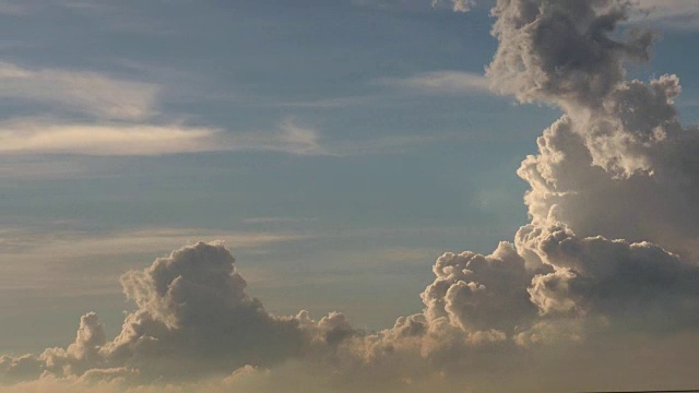 戏剧性的大气视频镜头延时4k美丽的黄昏天空和云彩。视频下载