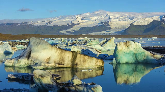 4k时间移动的云与蓝色冰山漂浮在Jokulsarlon冰湖，冰岛视频下载