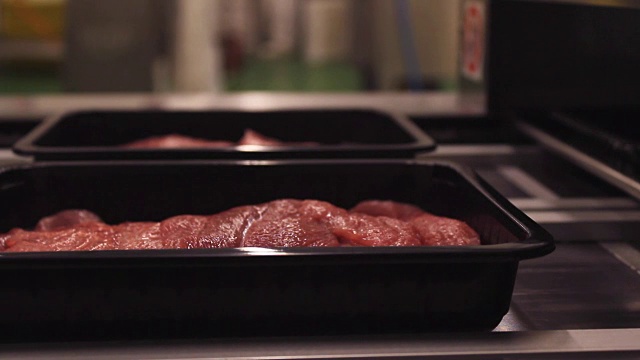 肉类包装在工厂的生产线上视频素材