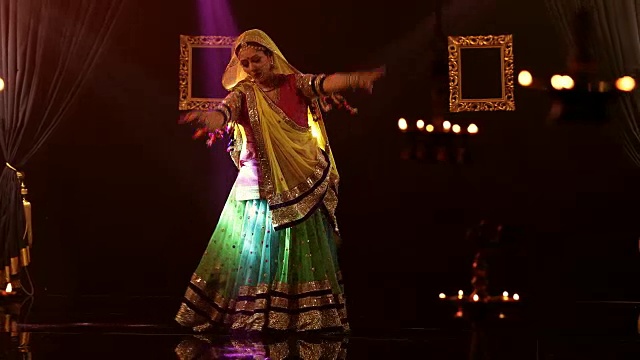 女士在舞台上表演传统古玛舞/印度视频素材