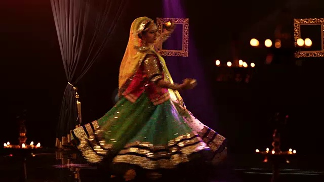MS DS女人在舞台上表演传统古玛舞/印度视频素材