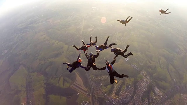 在日落时跳伞的朋友视频下载