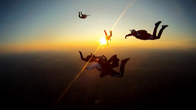 在日落时跳伞的朋友视频素材