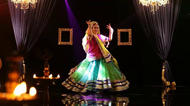 女士在舞台上表演传统古玛舞/印度视频素材