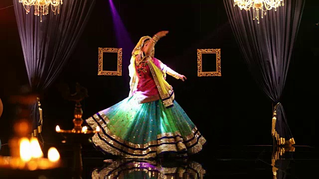 女士在舞台上表演传统古玛舞/印度视频下载