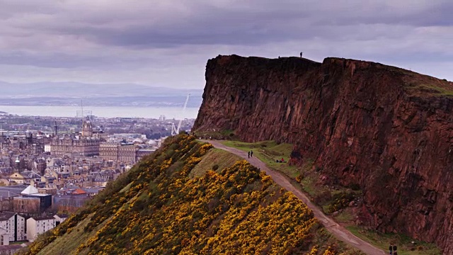 爱丁堡索尔兹伯里峭壁周围的无人机扫射视频下载