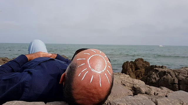太阳照在一个男人的秃头上视频素材