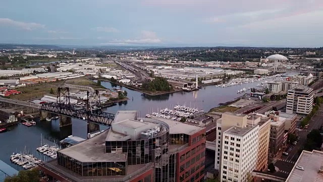 在塔科马市中心的建筑物上空飞行，背景是华盛顿的潮汐坪和海港视频下载